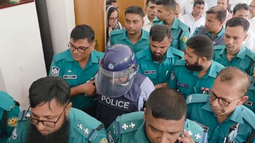 আদালত প্রাঙ্গণে নাঈমুর রহমান দুর্জয়। ছবি :কালবেলা