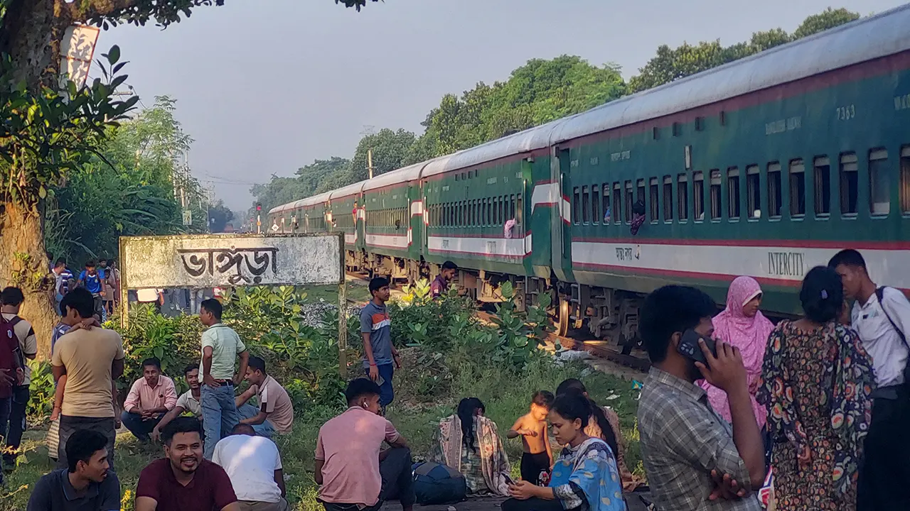 ভাঙ্গুড়া স্টেশনে পঞ্চগড় এক্সপ্রেস ট্রেনটি লাইনচ্যুত হয়ে পড়ে আছে। ছবি : কালবেলা