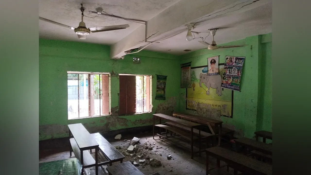 ভানুরপাড় সরকারি প্রাথমিক বিদ্যালয়ে জীবনের ঝুঁকি নিয়ে বিদ্যালয়ে চলছে পাঠদান। ছবি : কালবেলা