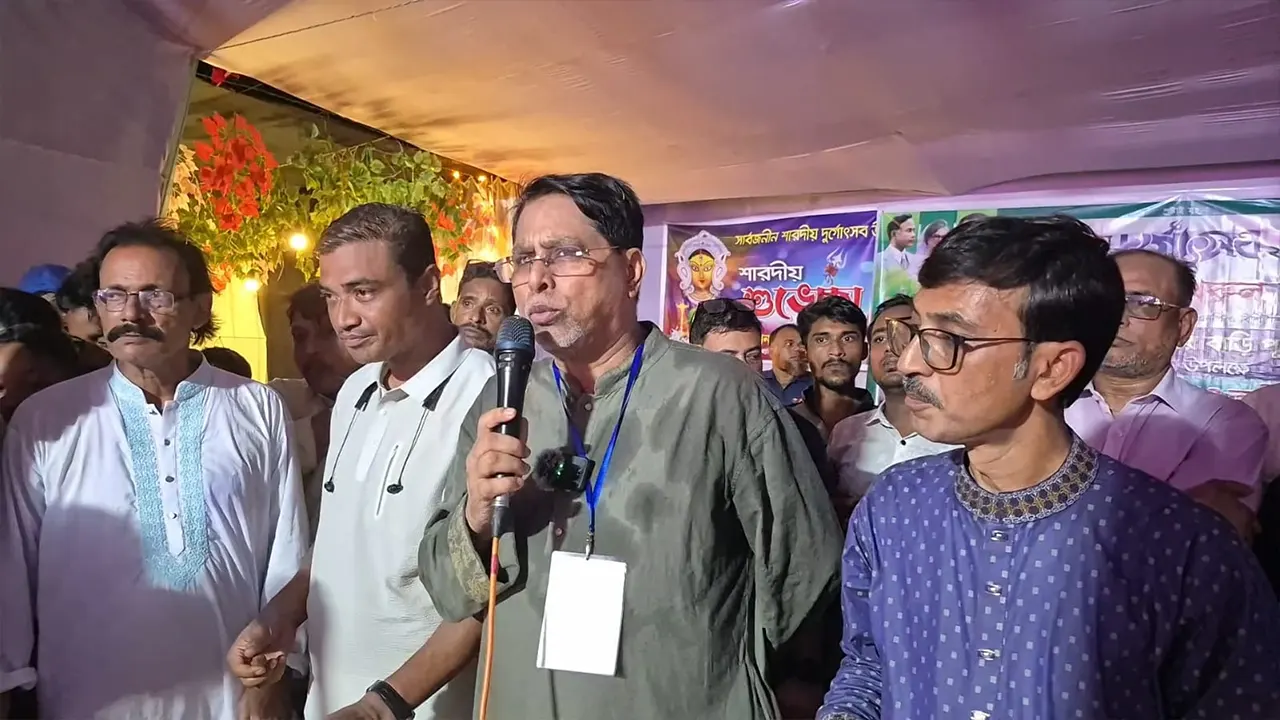 কবিরহাটে পূজামণ্ডপ পরিদর্শন শেষে বক্তব্য রাখেন বিএনপি নেতা মো. ফখরুল ইসলাম। ছবি : কালবেলা
