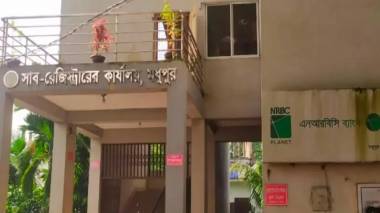 মধুপুর উপজেলা সাব-রেজিস্ট্রি অফিস। ছবি : কালবেলা