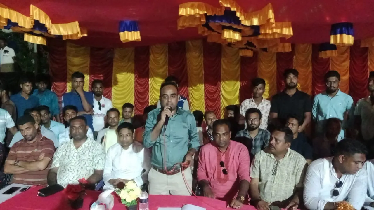 পূজামণ্ডপ পরিদর্শন শেষে বক্তব্য রাখেন আমিনুর রহমান আমিন। ছবি : কালবেলা