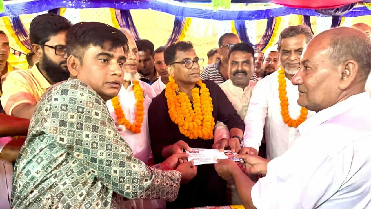 গোপালগঞ্জের কাশিয়ানী উপজেলার বিভিন্ন সার্বজনীন দুর্গামন্দির পরিদর্শন শেষে সাংবাদিকদের সঙ্গে কথা বলেন সেলিমুজ্জামান। ছবি : কালবেলা