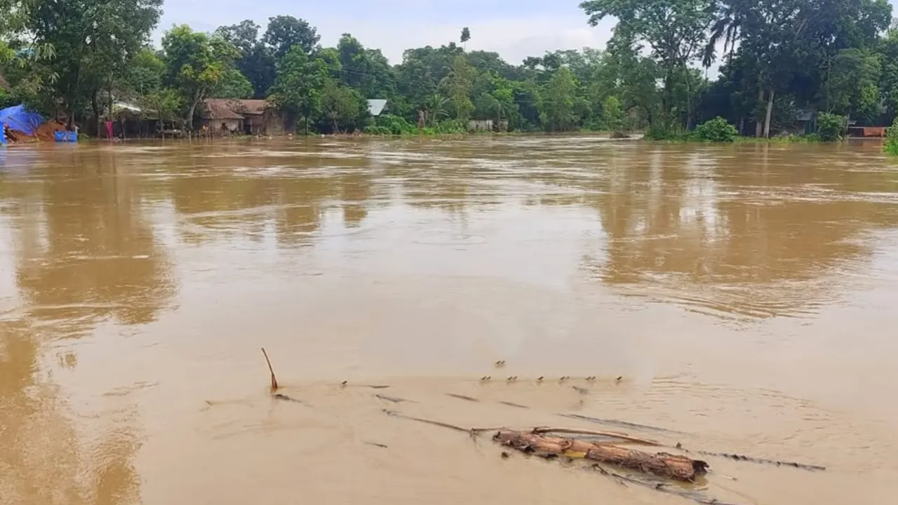 ফেনীর পরশুরামে ভারী বর্ষণ ও ভারতের উজানের ঢলে বন্যার আতঙ্ক। ছবি : কালবেলা