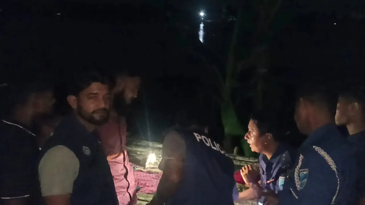 বাঁওড়ে সন্তানকে পানিতে ফেলে হত্যার পর মা নিজে আত্মহত্যা করতে পানিতে ঝাঁপ দেন। ছবি : কালবেলা