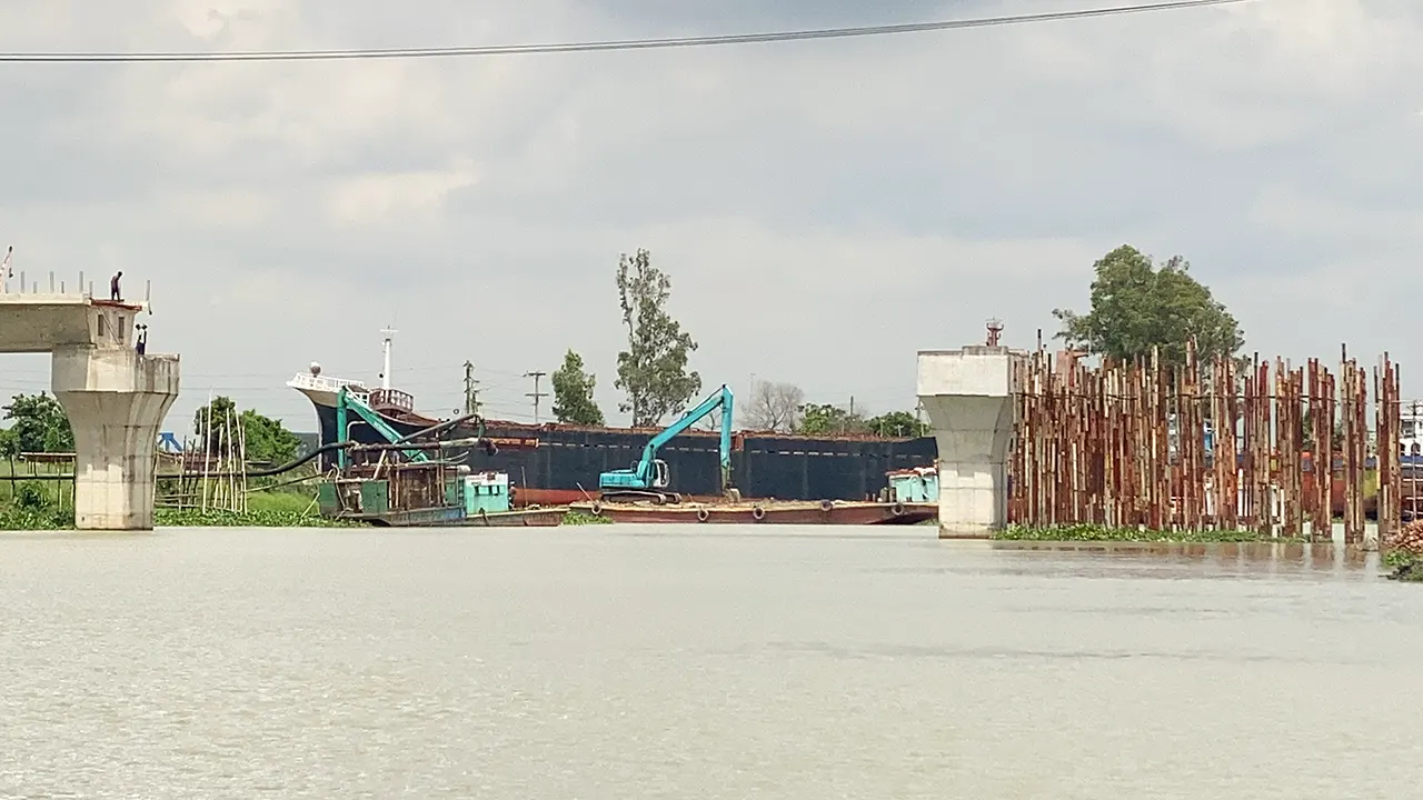 সিরাজদীখান ও কেরানীগঞ্জের মোল্লাবাজার এলাকায় ধলেশ্বরীর শাখা নদীর ওপর নির্মাণাধীন সেতু। ছবি : কালবেলা