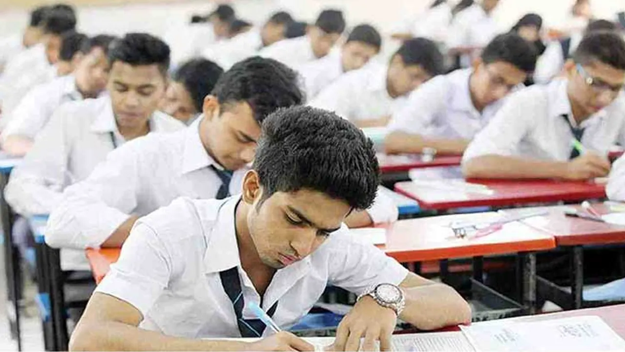 পরীক্ষা হলে শিক্ষার্থীরা। পুরোনো ছবি