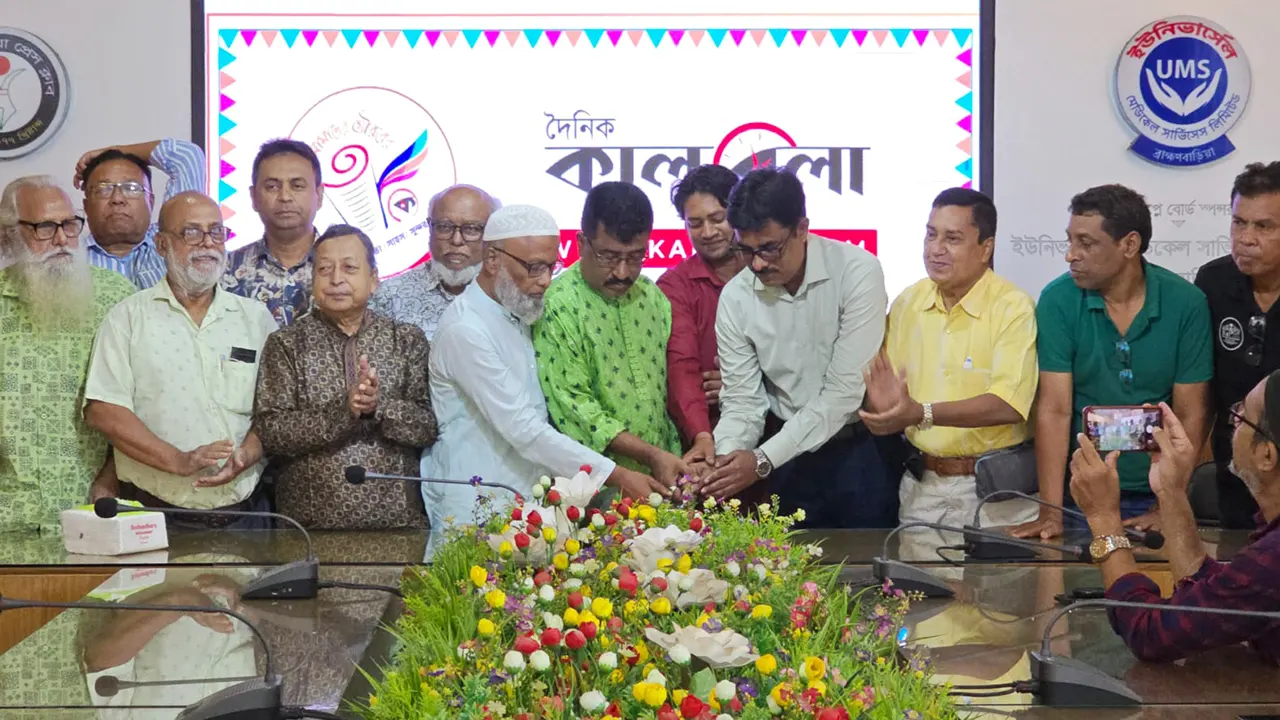ব্রাহ্মণবাড়িয়া প্রেস ক্লাবে কেক কেটে দৈনিক কালবেলার তৃতীয় প্রতিষ্ঠাবার্ষিকী পালিত। ছবি : কালবেলা