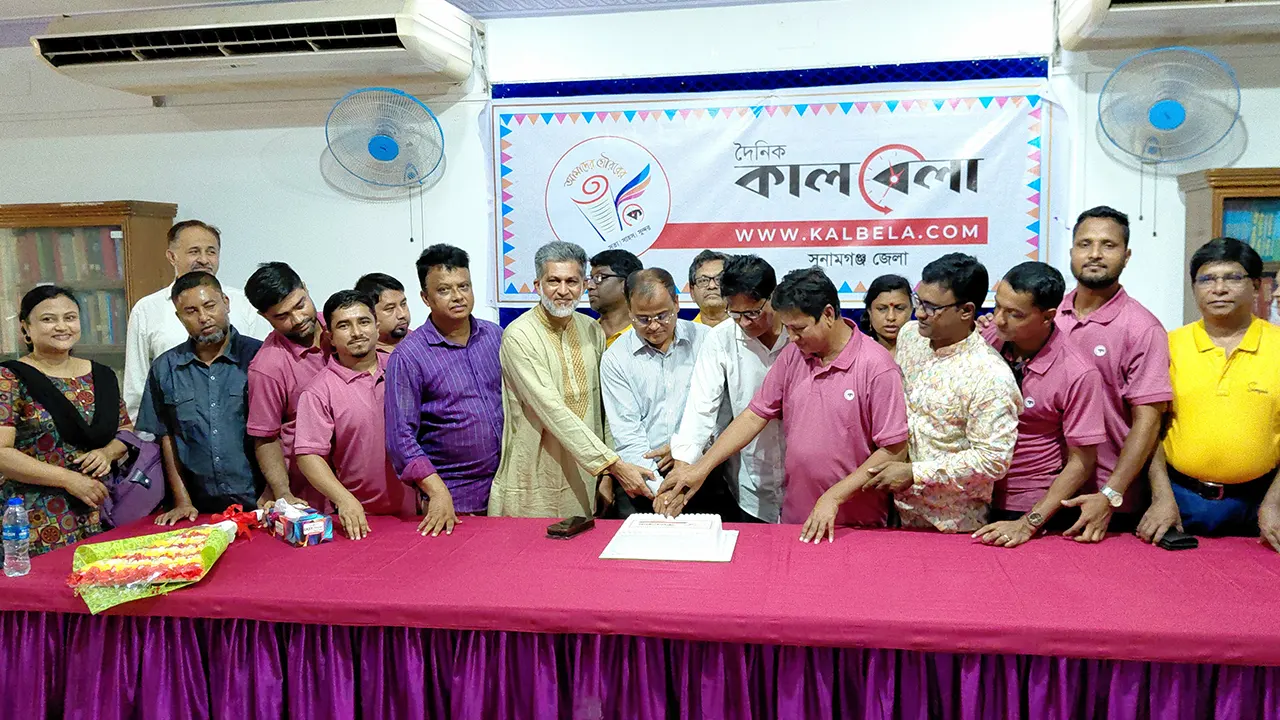 সুনামগঞ্জে কেক কেটে কালবেলার প্রতিষ্ঠাবার্ষিকী উদযাপন। ছবি : কালবেলা