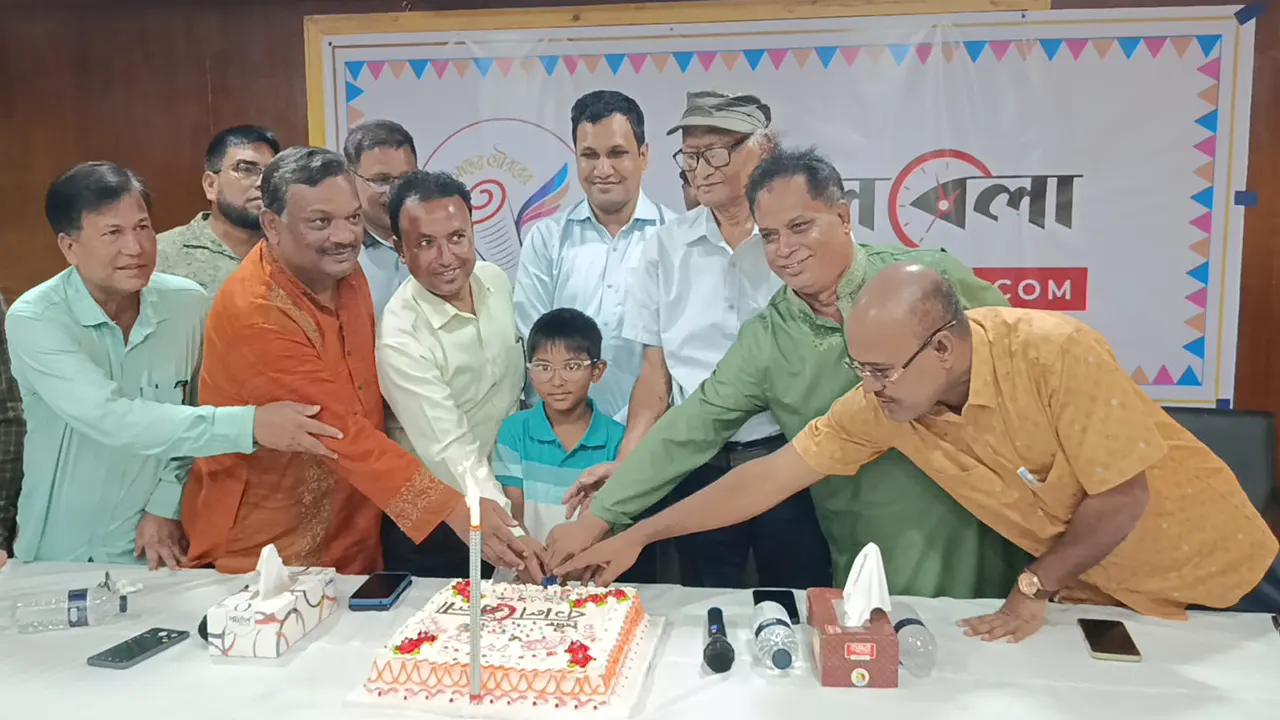লালমনিরহাট এলজিইডি হলরুমে কালবেলার প্রতিষ্ঠাবার্ষিকীর কেক কাটা হয়। ছবি : কালবেলা