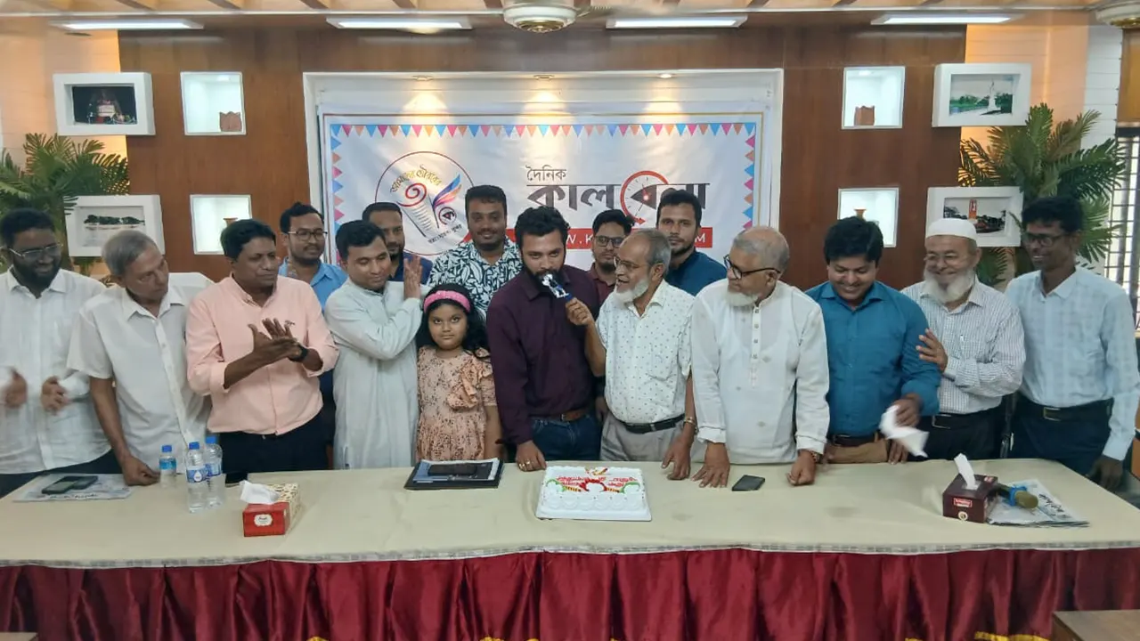 চাঁদপুর প্রেসক্লাবে কালবেলার তৃতীয় প্রতিষ্ঠাবার্ষিকীতে আলোচনাসভা ও কেক কাটা হয়। ছবি : কালবেলা