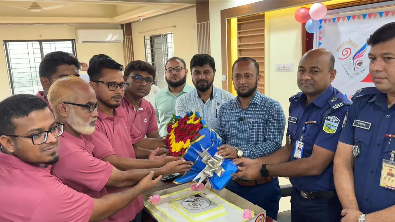 নেত্রকোনা জেলা প্রেসক্লাবে কালবেলার প্রতিষ্ঠাবার্ষিকী উদযাপন। ছবি : কালবেলা