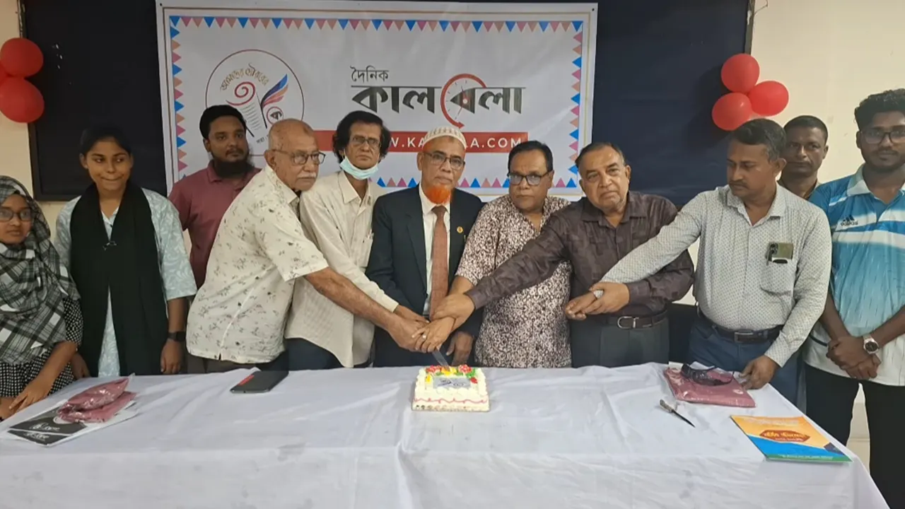 জয়পুরহাটে আলোচনা সভা ও কেক কাটার মধ্য দিয়ে কালবেলায় প্রতিষ্ঠাবার্ষিকী উদযাপন  করা হয়। ছবি : কালবেলা