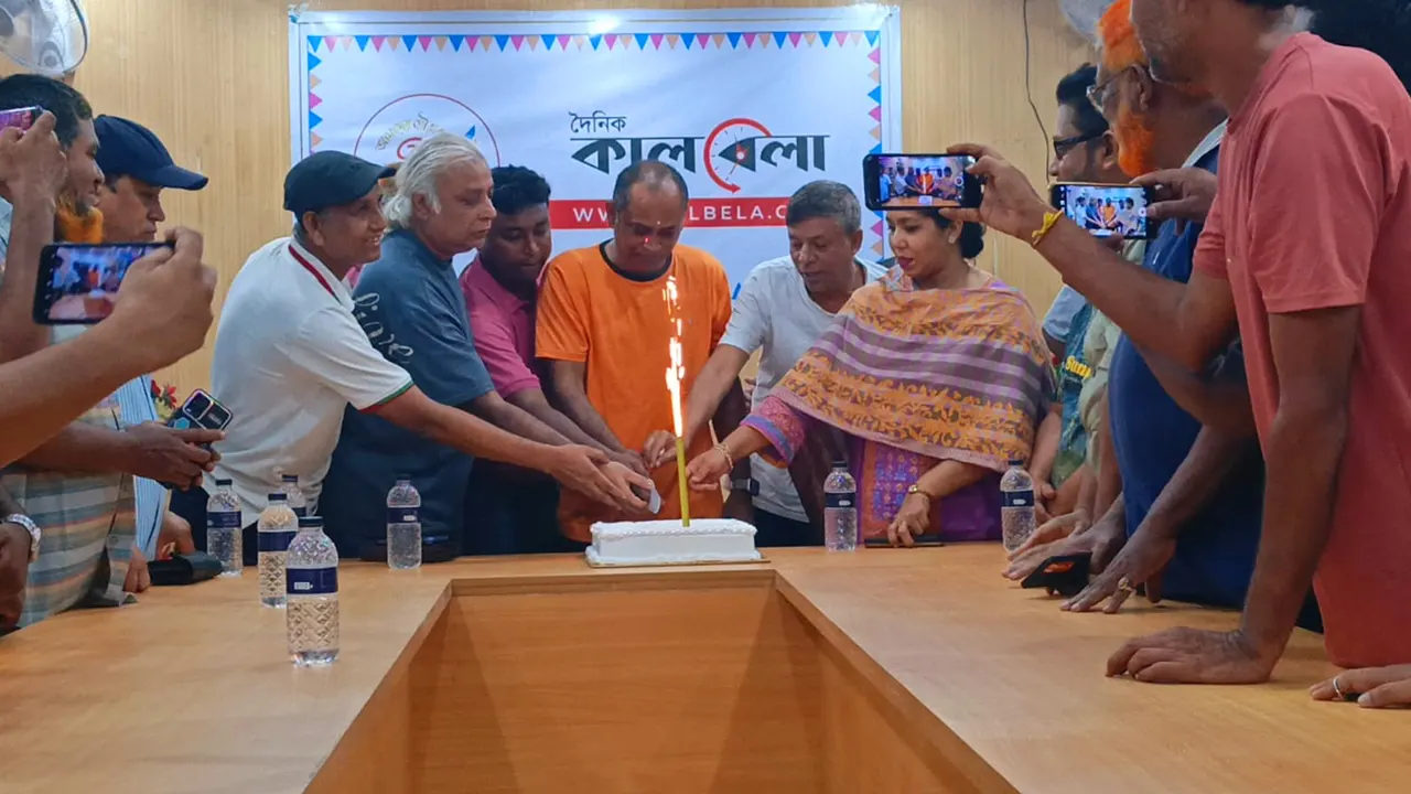 শেরপুর প্রেস ক্লাবে কালবেলার প্রতিষ্ঠাবার্ষিকীতে আলোচনাসভা ও কেক কাটা হয়। ছবি : কালবেলা