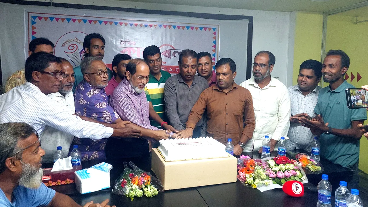 বগুড়ায় কালবেলার প্রতিষ্ঠাবার্ষিকীতে আলোচনাসভা ও কেক কাটা হয়। ছবি : কালবেলা