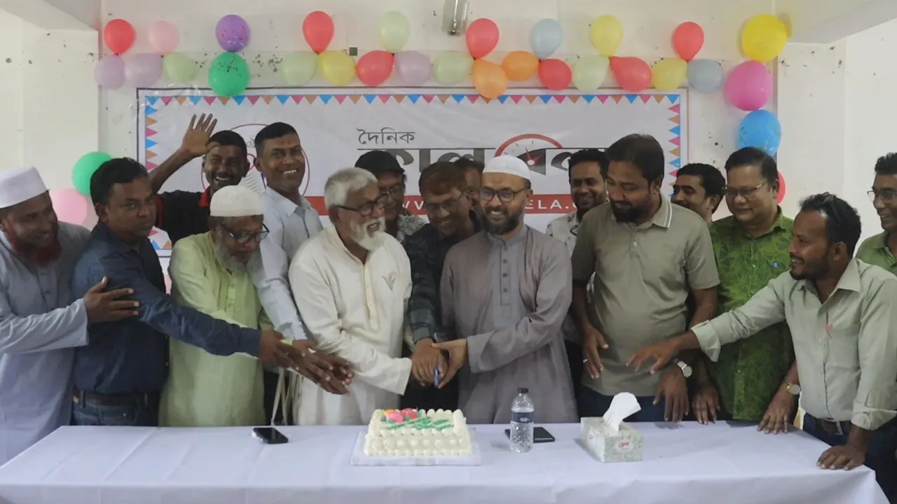 পঞ্চগড়ে কেক কেটে কালবেলার প্রতিষ্ঠাবার্ষিকী উদযাপন। ছবি : কালবেলা