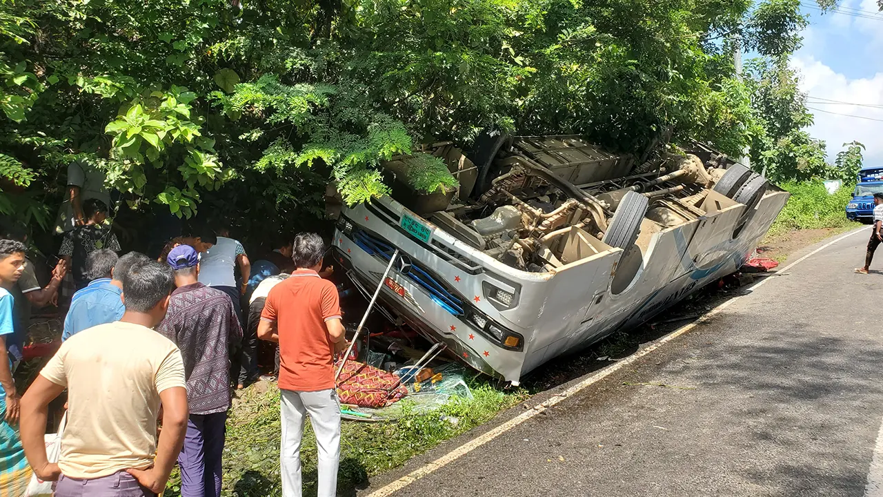 নিয়ন্ত্রণ হারিয়ে উল্টে গেল বাস, নিহত ২