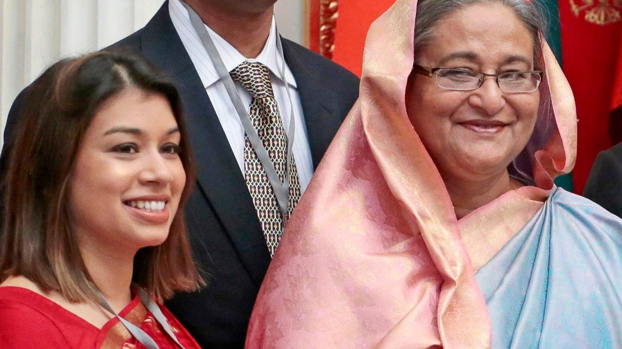 ভাগনি টিউলিপ সিদ্দিকের সঙ্গে শেখ হাসিনা। ছবি : সংগৃহীত