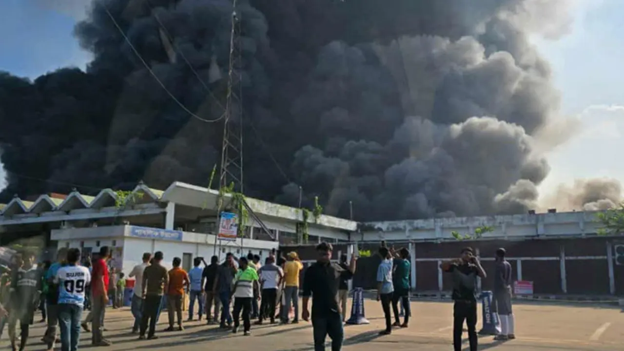 হজরত শাহজালাল আন্তর্জাতিক বিমানবন্দরের কার্গো সেকশনে ভয়াবহ আগুন লেগেছে। ছবি : সংগৃহীত