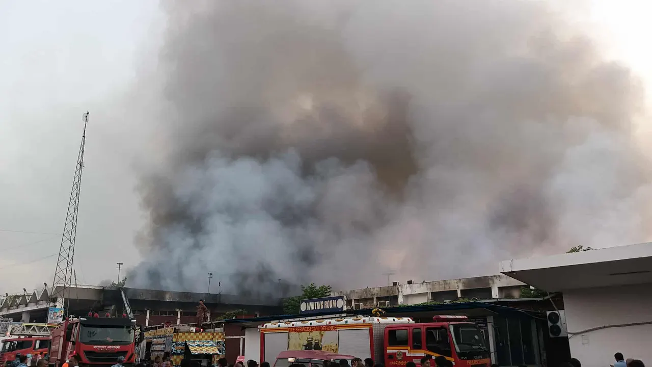 শাহজালাল বিমানবন্দরের কার্গো ভিলেজ এলাকায় ভয়াবহ আগুন। ছবি : কালবেলা