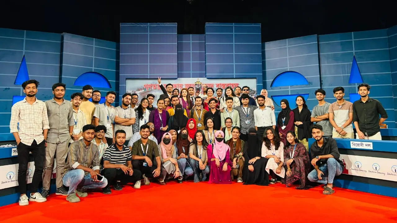 ডিবেট ফর ডেমোক্রেসি অয়োজিত ছায়া সংসদে অতিথি ও বিতার্কিকরা। ছবি : কালবেলা
