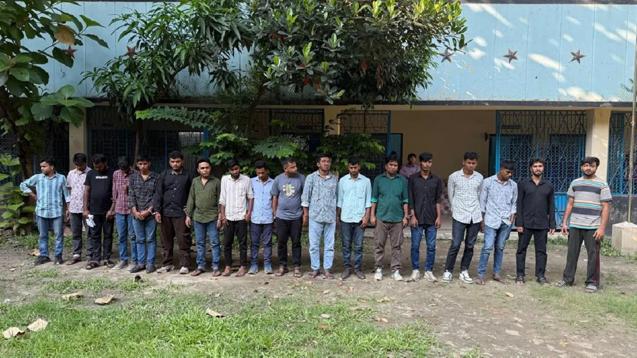 ডিএনসির নিয়োগ পরীক্ষায় অনিয়ম ও অসদাচরণের অভিযোগে আটক ১৮ পরীক্ষার্থী। ছবি : কালবেলা