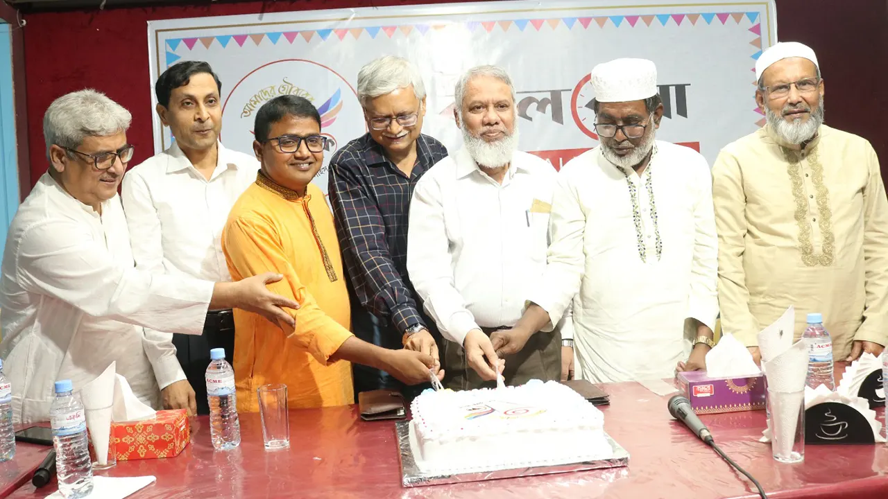 রাজশাহীতে কালবেলার ৩য় প্রতিষ্ঠাবার্ষিকীতে কেক কাটেন অতিথিরা। ছবি : কালবেলা