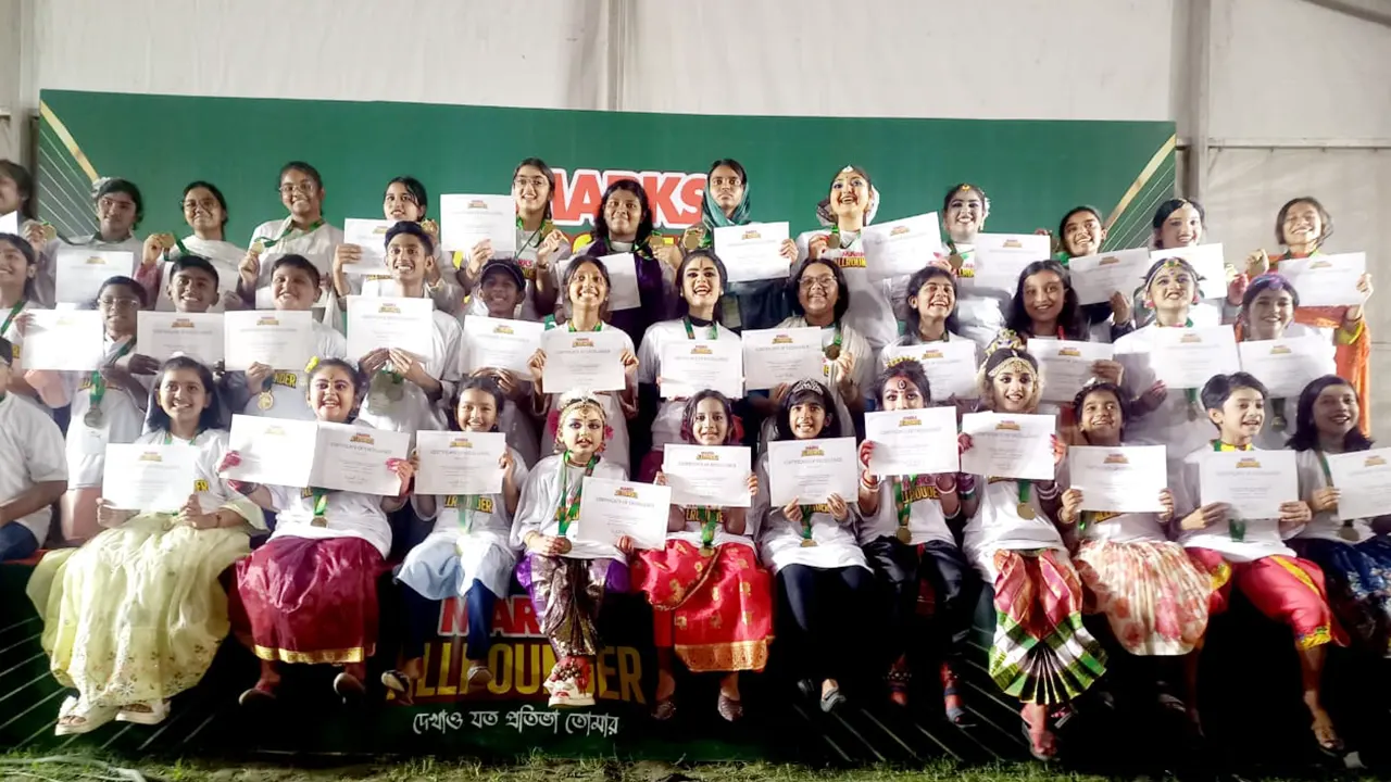 মার্কস অলরাউন্ডারে অংশ নেওয়া শিক্ষার্থীরা। ছবি : কালবেলা