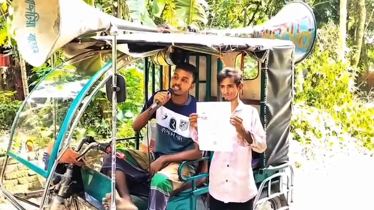মাইক ভাড়া করে এলাকাবাসীকে গালাগাল করেন সারোয়ার হোসেন রাব্বি। ছবি : ভিডিও থেকে সংগৃহীত