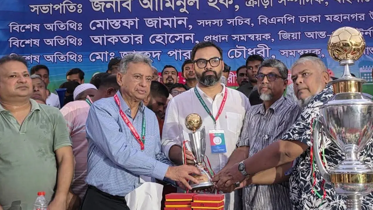 জিয়া আন্তঃথানা ফুটবল টুর্নামেন্টের ফাইনাল ম্যাচে অতিথিবৃন্দ ট্রফি ও পুরস্কার প্রদান করেন। ছবি : কালবেলা