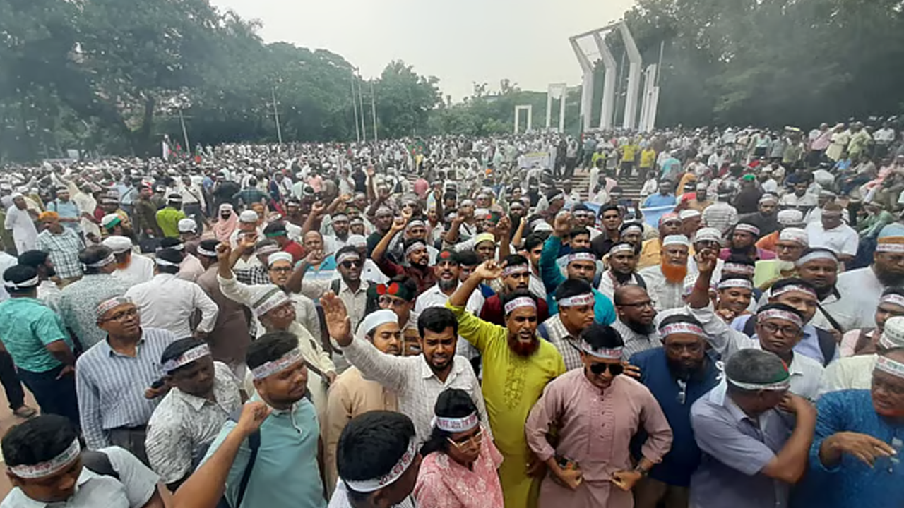 কেন্দ্রীয় শহীদ মিনারে আন্দোলনরত শিক্ষক-কর্মচারীরা। পুরোনো ছবি