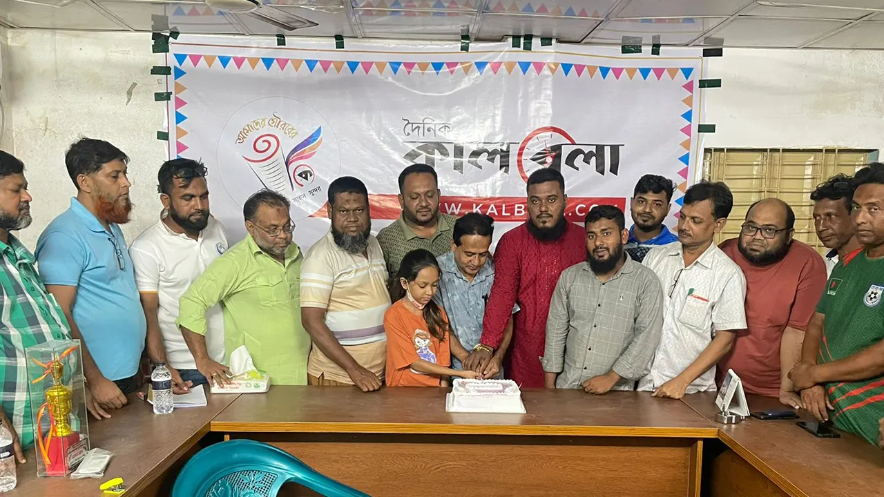 চুয়াডাঙ্গার জীবননগরে কালবেলার তৃতীয় প্রতিষ্ঠাবার্ষিকী কেক কেটে উদযাপন। ছবি : কালবেলা