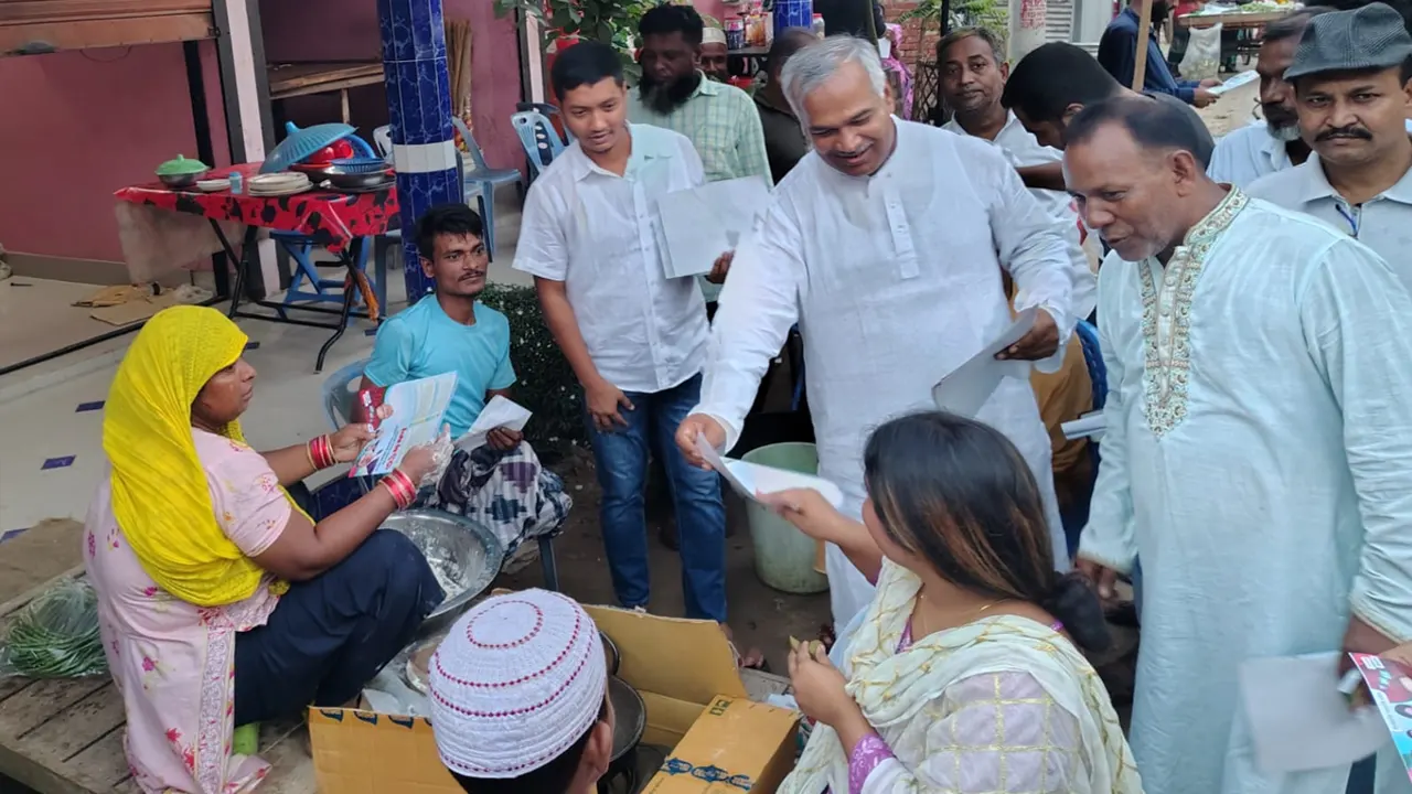 সাভার পৌরসভার ১ নম্বর ওয়ার্ডের বেদে পাড়ায় লিফলেট বিতরণ করেন মোহাম্মদ আইয়ুব খানসহ নেতাকর্মীরা। ছবি : কালবেলা