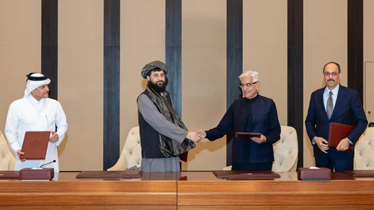 কাতার ও তুরস্কের মধ্যস্থতায় আয়োজিত এই বৈঠকের নেতৃত্বে ছিলেন পাকিস্তানের প্রতিরক্ষামন্ত্রী খাজা আসিফ ও আফগান মন্ত্রী মুল্লা ইয়াকুব। ছবি: সংগৃহীত