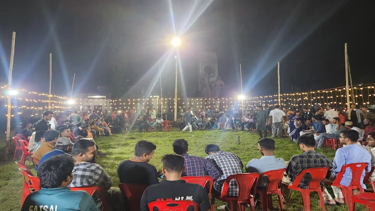 রাকসু নির্বাচনে পরাজিত প্রার্থীরা একত্রিত হয়েছিলেন এক ভিন্নধর্মী আয়োজনে— পরাজিতদের মিলনমেলায়।
