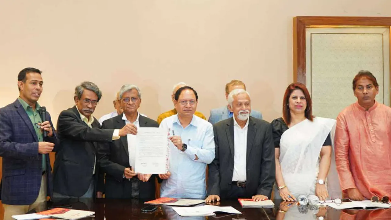 জুলাই সনদে স্বাক্ষর করছে গণফোরাম। ছবি : কালবেলা