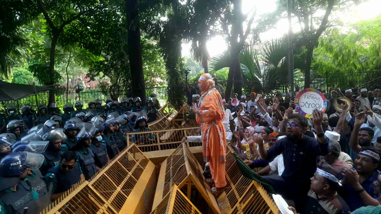 থালা-বাসন নিয়ে শিক্ষকদের ভুখা মিছিল, আটকে দিল পুলিশ