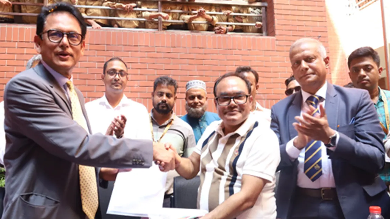 সাবেক শিক্ষা প্রতিমন্ত্রী ড. আনম এহসানুল হক মিলন এবং ড. মাহাবুবুর রহমান মোল্লা নিজ নিজ প্রতিষ্ঠানের পক্ষে সমঝোতা স্মারকে স্বাক্ষর করেন। ছবি : সংগৃহীত