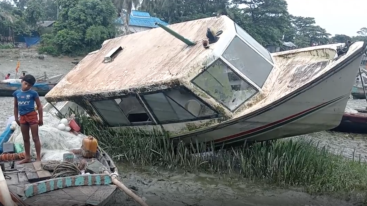 অযত্নে নষ্ট নৌ অ্যাম্বুলেন্স। ছবি : কালবেলা