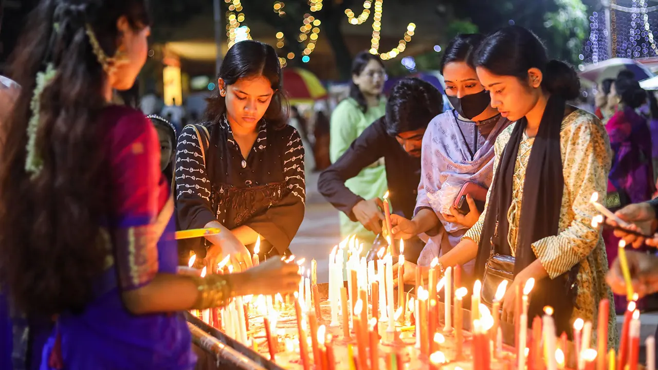ঢাকেশ্বরী জাতীয় মন্দিরে প্রদীপ প্রজ্বালন করে দীপাবলি উদযাপন করেন সনাতনীরা। ছবি : কালবেলা