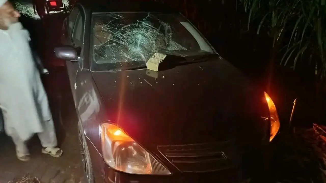 জামাত নেতা মাওলানা মুখলিছুর রহমানের ক্ষতিগ্রস্ত গাড়ি। ছবি : কালবেলা