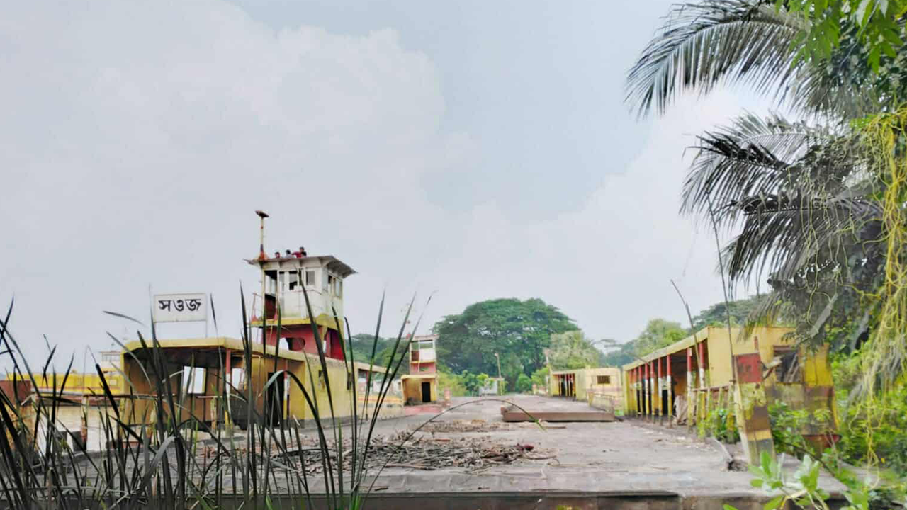 অযত্নে নষ্ট হচ্ছে ফেরি। ছবি : কালবেলা