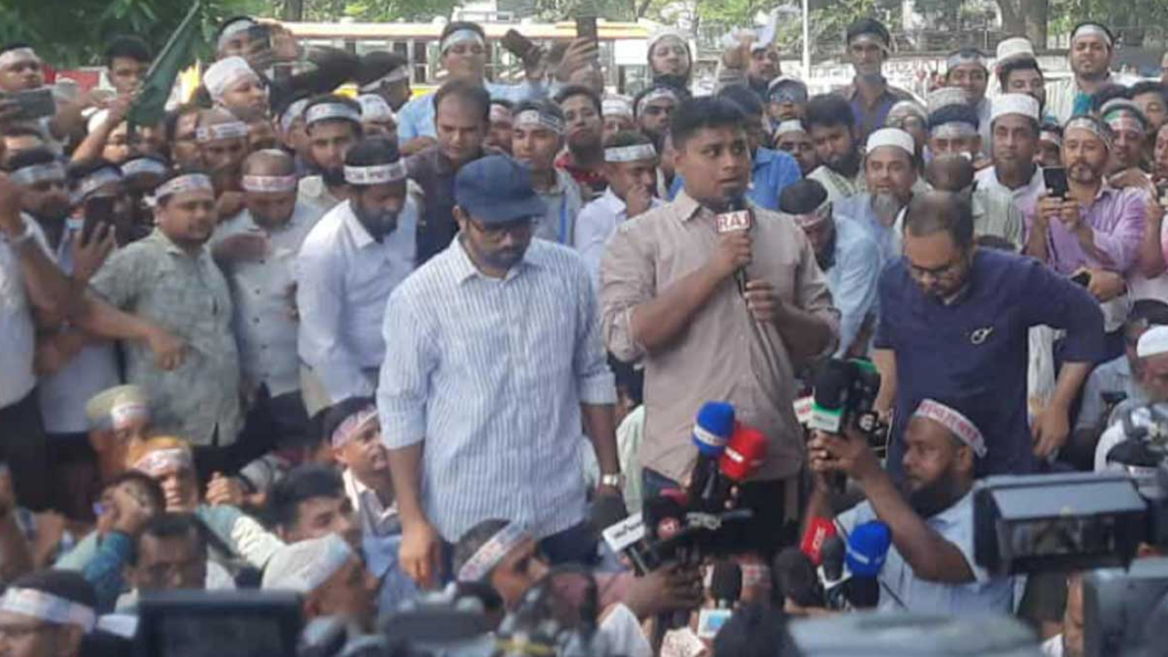 শিক্ষকদের সমাবেশে হাসনাত আব্দুল্লাহ। ছবি : সংগৃহীত