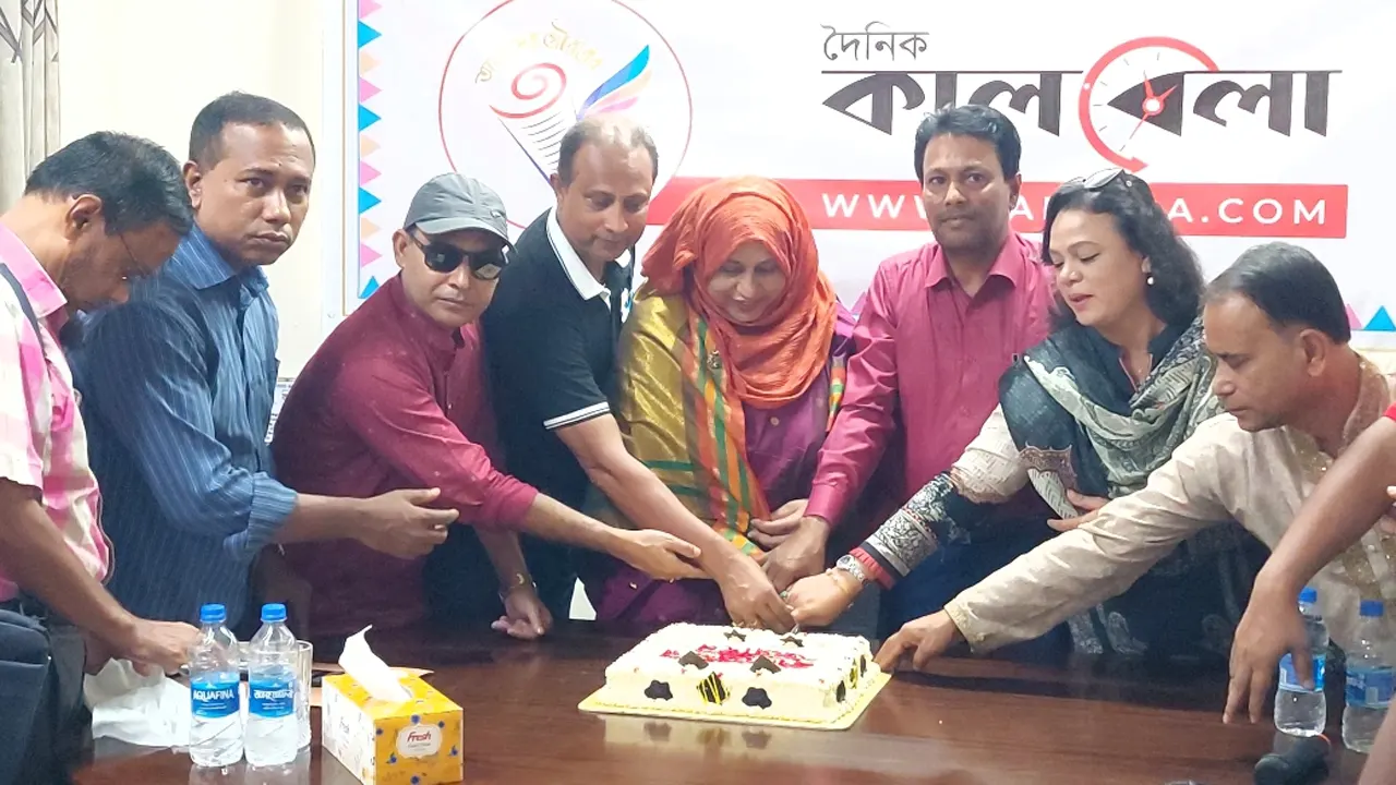 কেক কেটে কালবেলার তৃতীয় প্রতিষ্ঠাবার্ষিকী উদযাপন করেন অতিথিরা। ছবি : কালবেলা