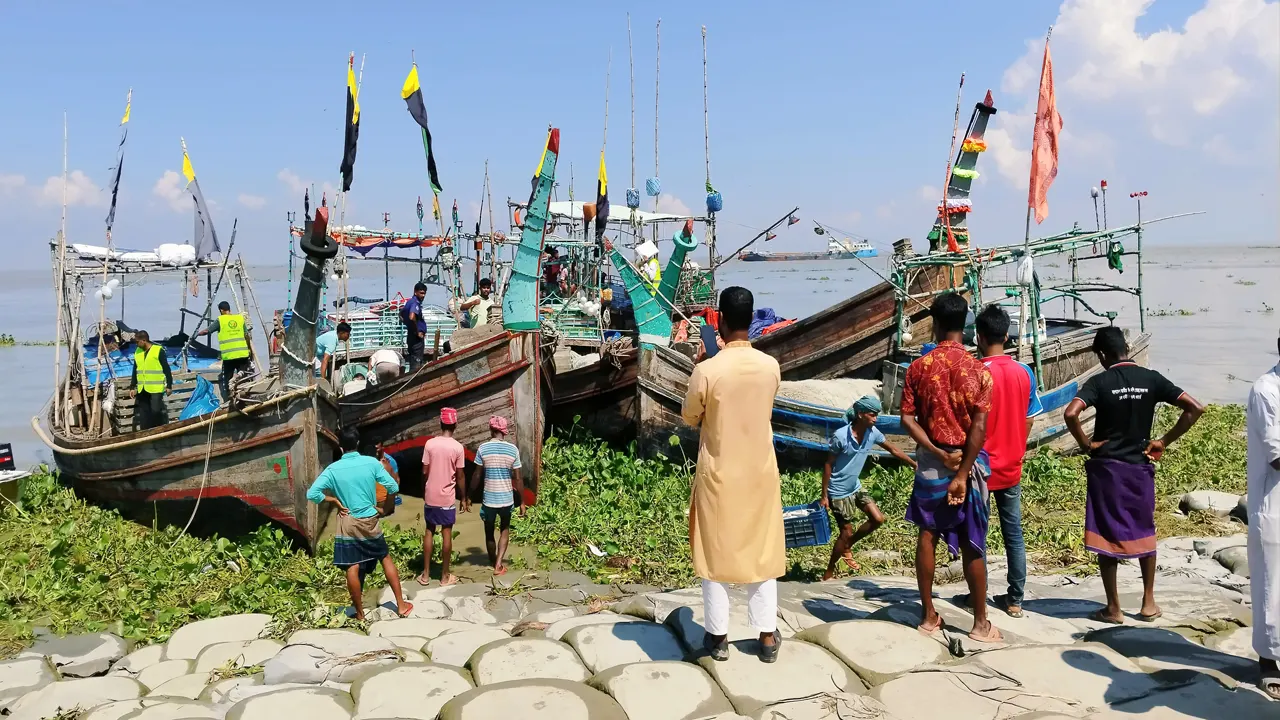 অভিযান চালিয়ে ৫টি ট্রলার ও ৪৬ জন জেলেকে আটক করেছে প্রশাসন। ছবি : কালবেলা