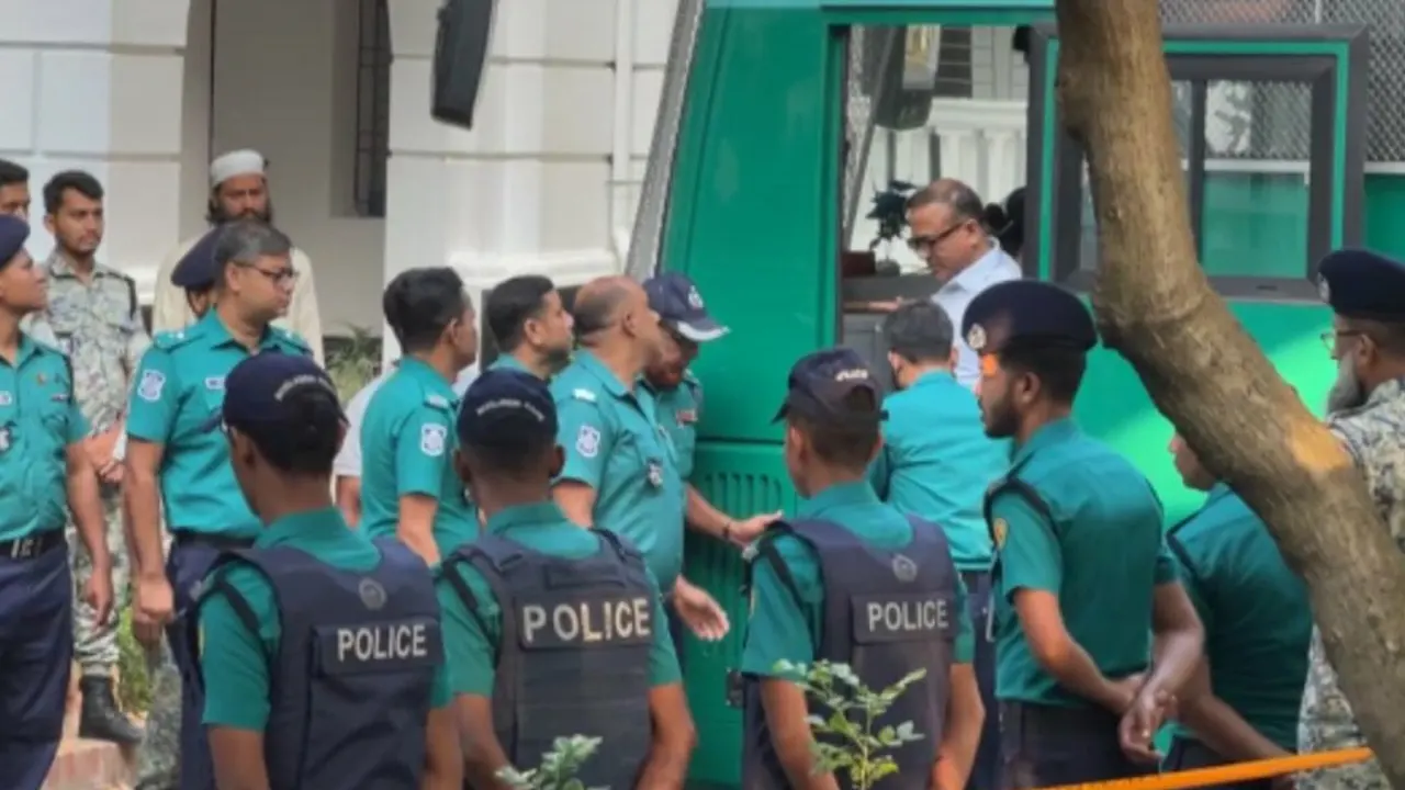 হেফাজতে থাকা ১৫ সেনা কর্মকর্তাকে কারাগারে পাঠানোর নির্দেশ দিয়েছেন আদালত। ছবি : কালবেলা