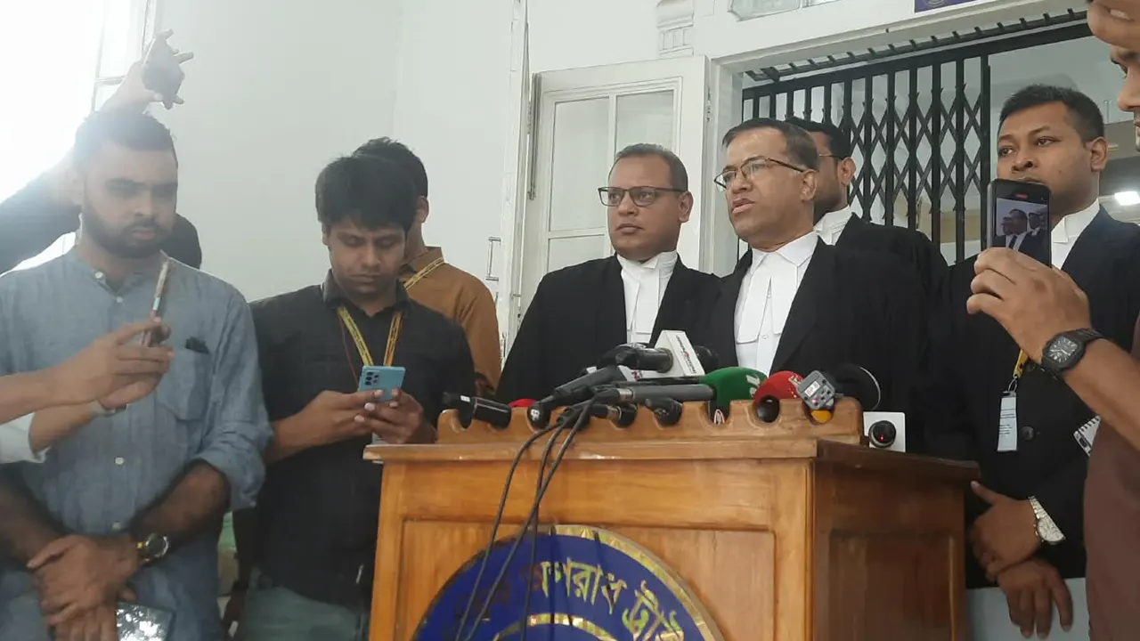 ট্রাইব্যুনাল থেকে বের হয়ে সাংবাদিকদের সঙ্গে কথা বলেন আসামিপক্ষের আইনজীবী ব্যারিস্টার এম সারোয়ার হোসেন। ছবি : সংগৃহীত