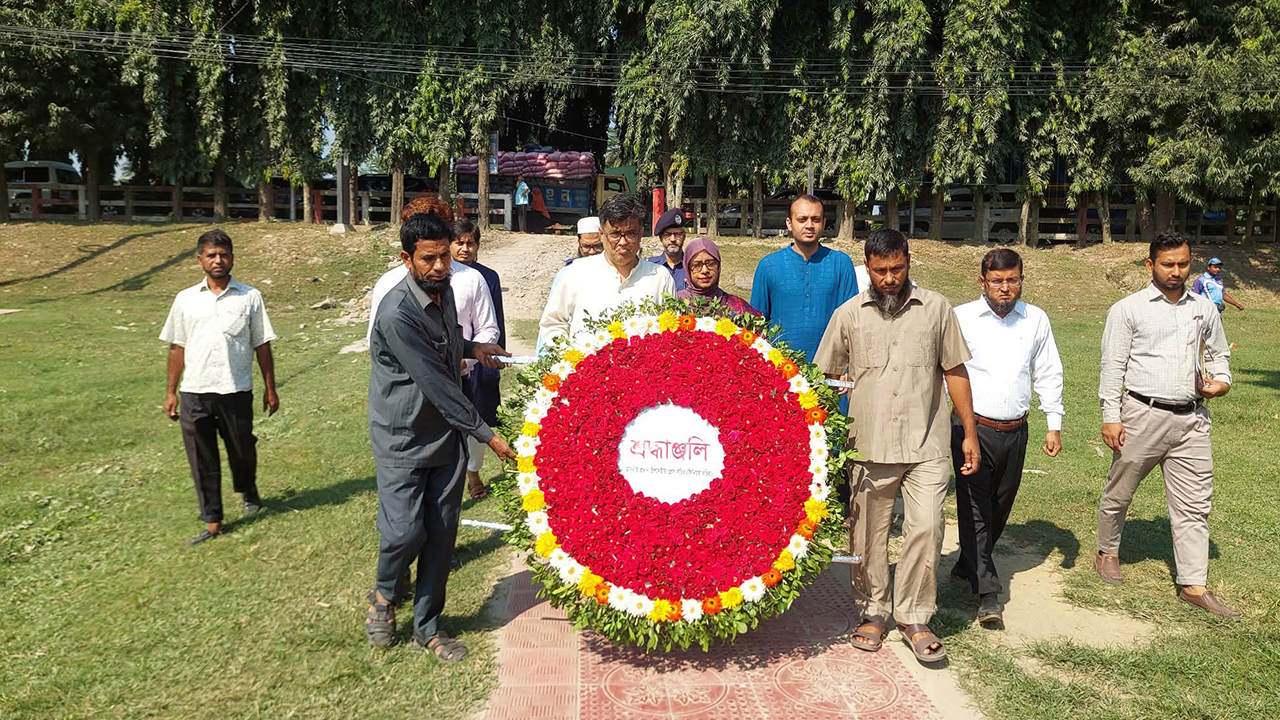 মাগুরায় জুলাই শহীদ স্মৃতিস্তম্ভে ফুল দিয়ে শ্রদ্ধা নিবেদন করেন প্রেস সচিব শফিকুল আলম। ছবি : কালবেলা