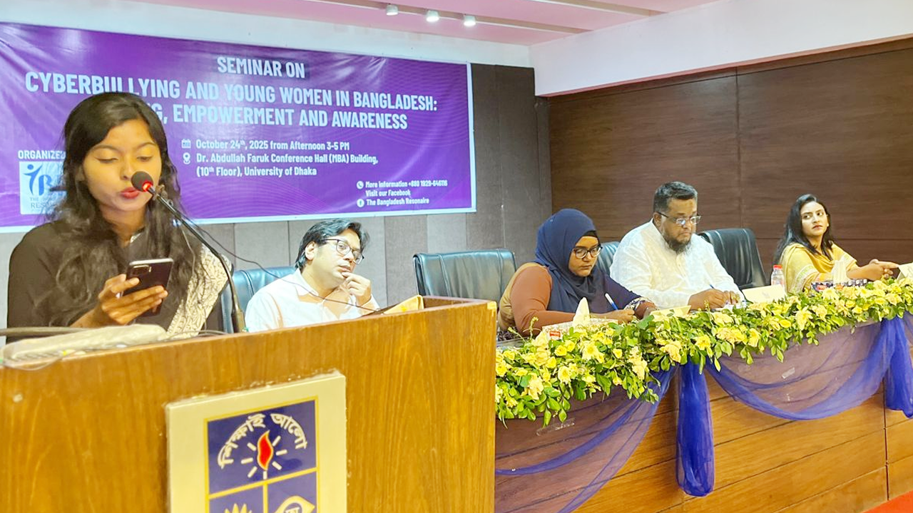 ঢাকা বিশ্ববিদ্যালয়ে ‘বাংলাদেশ রেজোনেয়ার’ আয়োজিত সেমিনারে অতিথিরা। ছবি : সংগৃহীত