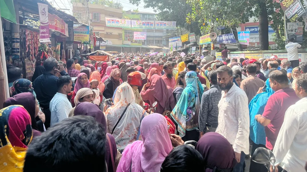 ‘বেসিক বৃত্তি উৎসব-২০২৫’ পরীক্ষায় অংশ নেওয়া শিক্ষার্থীদের অপেক্ষমাণ অভিভাবকরা। ছবি : কালবেলা